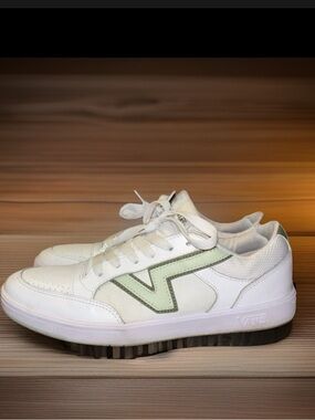 Vans Lowland ComfyCush sneakers in a white and green colorway.Mens 9.5 Women’s11